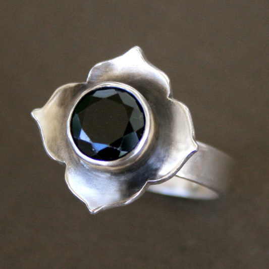 Charmante Vintage Dunkelkrystal Blütenstatement-Ring