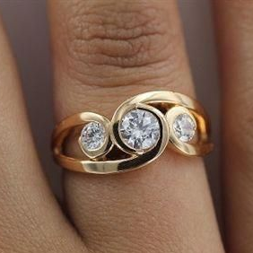 Eleganter Vintage Spiralring mit funkelnden Zirkonia-Steinen in hochwertiger Vergoldung