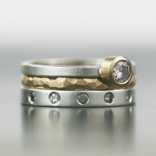 Eleganter Ring mit geschichtetem Gold und Silber sowie glitzernden Zirkonia-Steinen