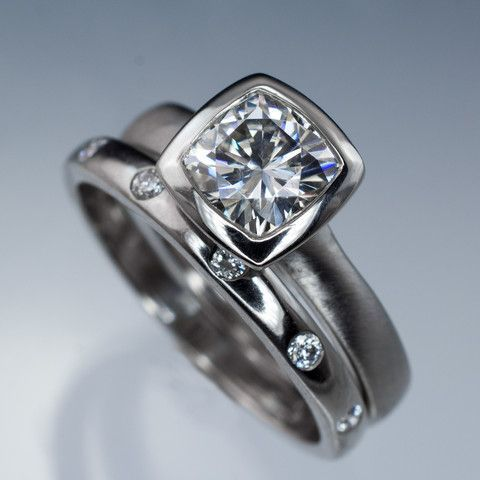 Eleganter versilberter Ring mit funkelndem Zirkonia