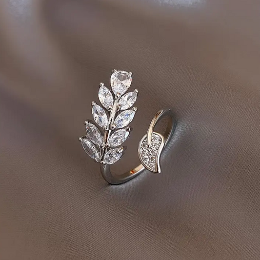 Eleganter Ring mit strahlendem Blattdesign