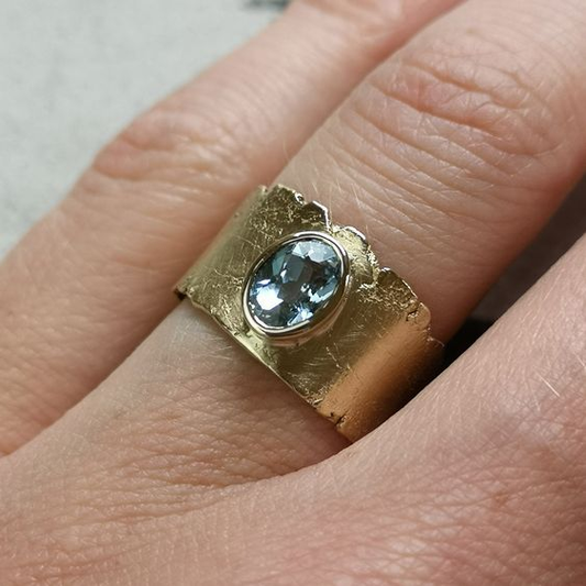 Eleganter Vintage-Ring aus Gold mit strahlendem blauen Kristall