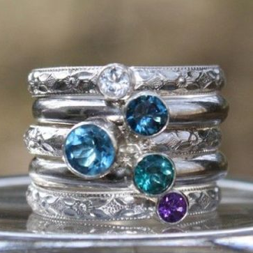 Eleganter Mehrschicht-Ring mit funkelnden blauen Vintage-Zirkonias
