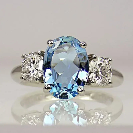 Eleganter Sterlingsilberring mit funkelndem blauen Brillantkristall