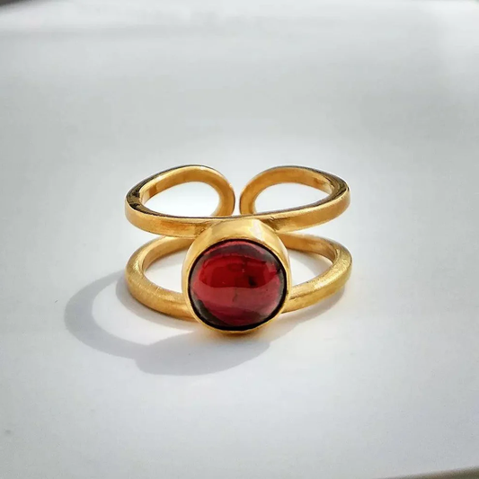 Klassischer Vintage-Ring mit strahlendem rotem Kristall