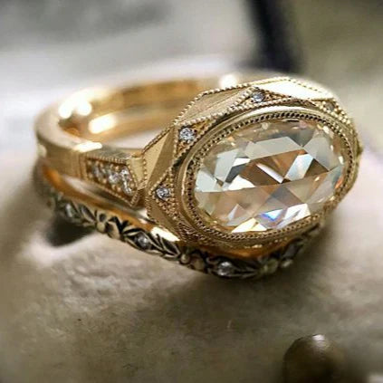 Eleganter Vintage-Goldring mit funkelnden Kristallintarsien