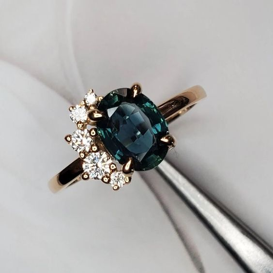 Eleganter Vintage-Ring mit strahlendem blauen Kristall und funkelnden Zirkonia-Steinen