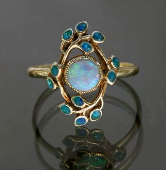 Eleganter Vintage-Ring mit Kristallen und schimmerndem Opal