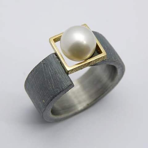 Eleganter Dunkler Ring mit Glänzender Vintage-Perle