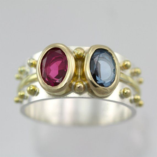 Eleganter Vintage-Ring mit funkelndem blauen und roten Kristall
