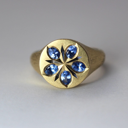 Vintage-Goldring mit strahlender blauer Kristallblüte