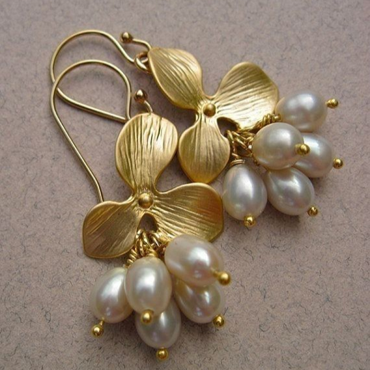 Elegante Vintage-Blumenohrringe mit goldenen Perlen