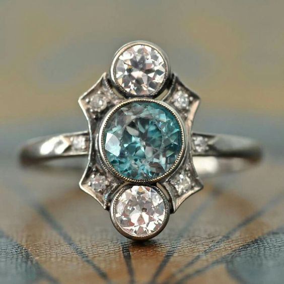 Eleganter Vintage-Ring mit funkelnden blauen und weißen Kristallen
