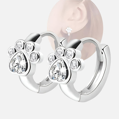 YUNA – Elegante Pfoten-Huggie-Creolen mit funkelnden Zirkonias für stilvolle Akzente